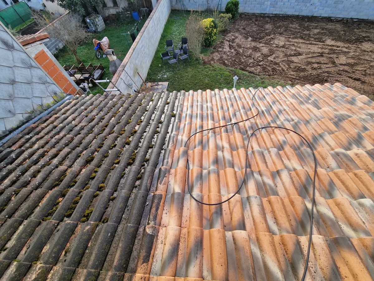 Nettoyage en cours sur une toiture en tuiles