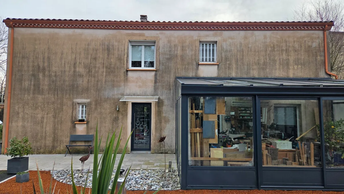 Façade tachée avant rénovation